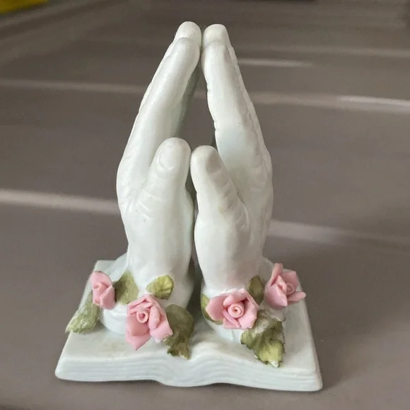 Vintage prayer hands over book and roses figurine - Picture 2 of 14